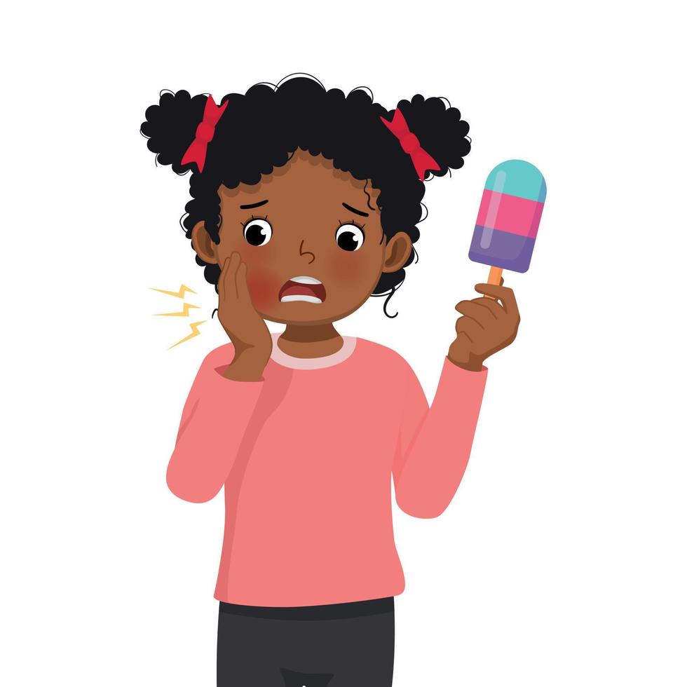 linda pequeño africano niña con sensible dientes teniendo dolor de muelas mientras comiendo frío hielo crema conmovedor su mejilla sensación doloroso vector