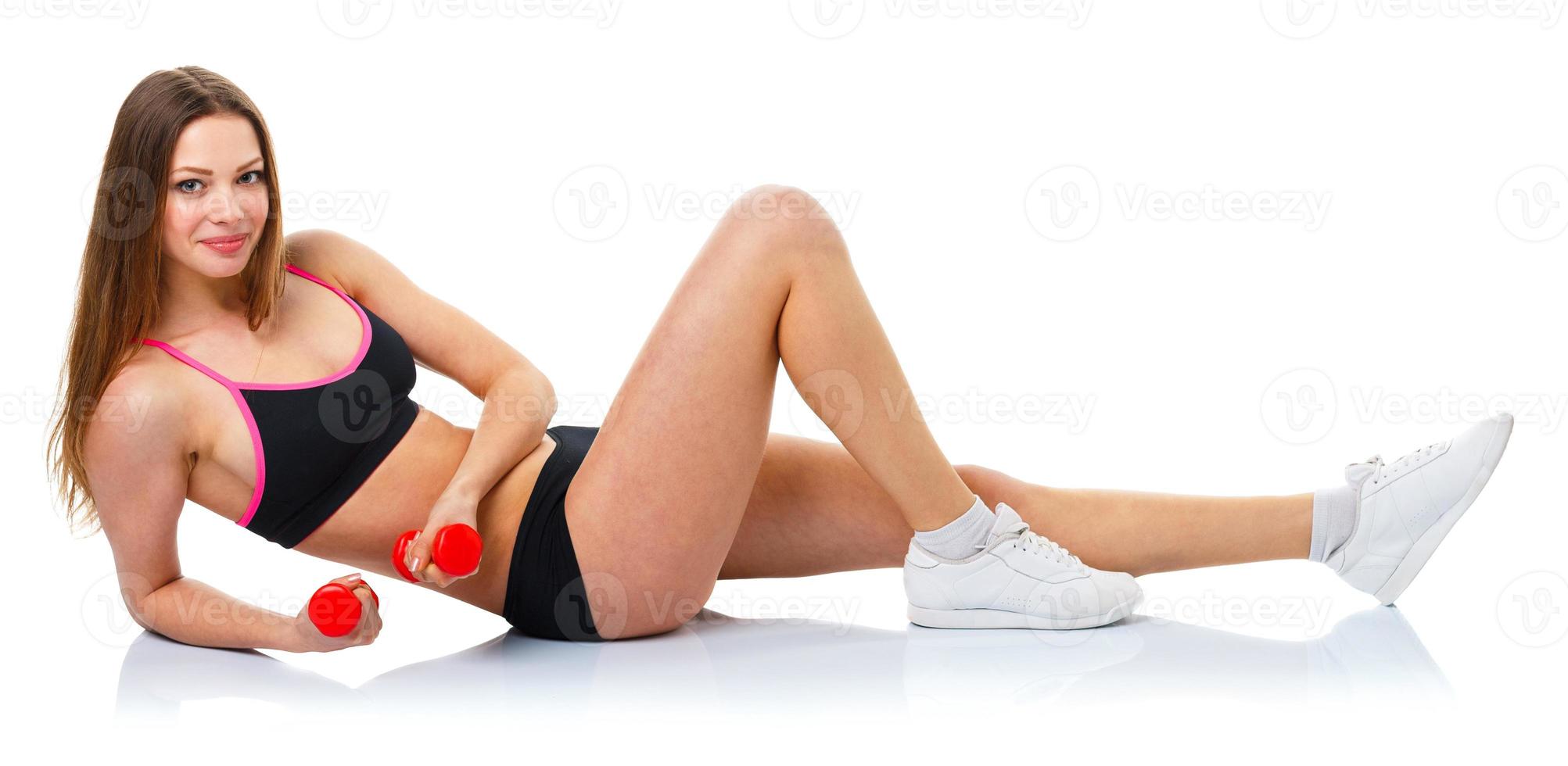 hermosa deporte mujer con pesas haciendo deporte ejercicio, aislado en blanco foto
