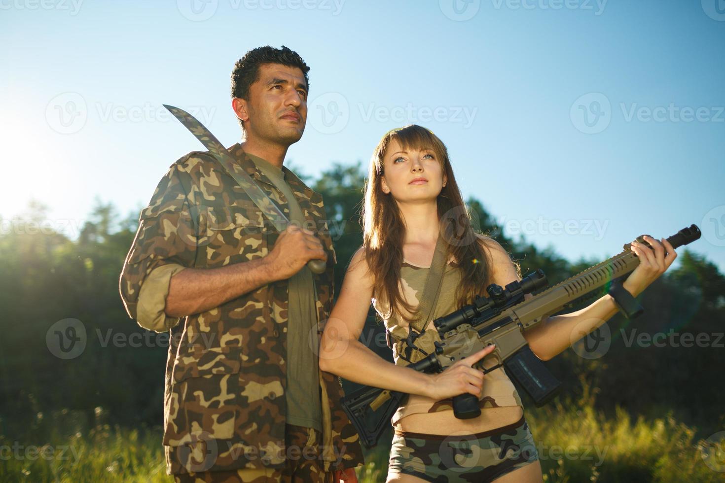 soldados con máquina pistolas al aire libre foto