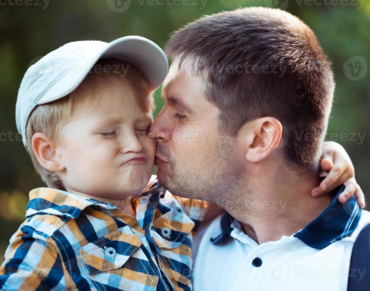 padre y su bebé hijo teniendo divertido en el parque al aire libre foto