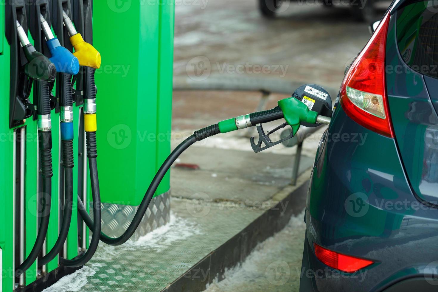 coche repostaje en un gasolina estación en invierno cerca arriba foto
