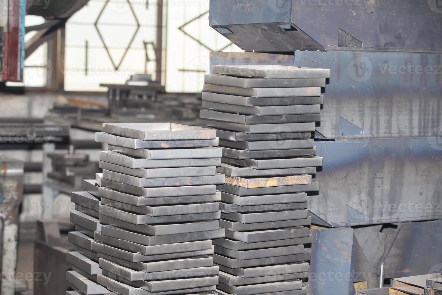 hojas de metal y espacios en blanco en el taller de un metalúrgico planta o un metal trabajando empresa. foto