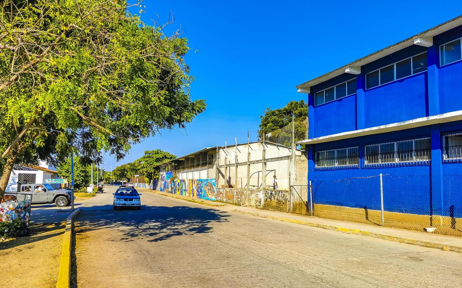 puerto escondido oaxaca mexico 2023 vistoso calle con casas palmas carros restaurantes puerto escondido México. foto