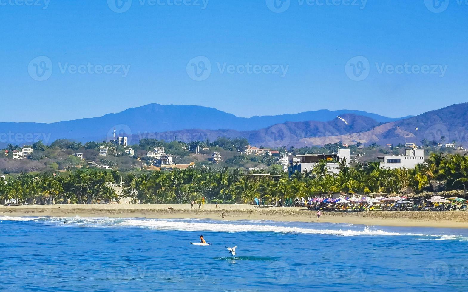 Dom playa acantilados rocas olas palmas montañas puerto escondido México. foto