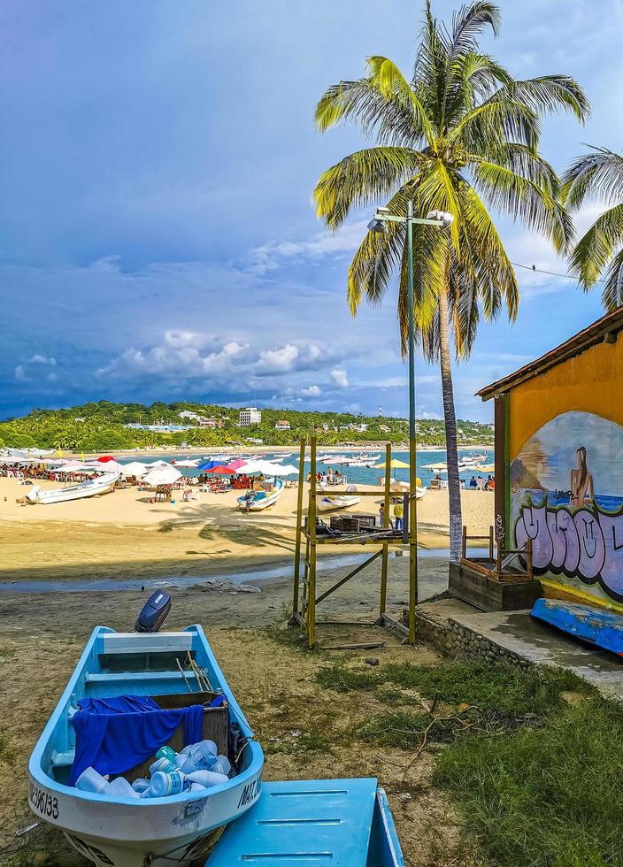 puerto escondido oaxaca mexico 2022 barcos de pesca en la playa del puerto en puerto escondido mexico. foto