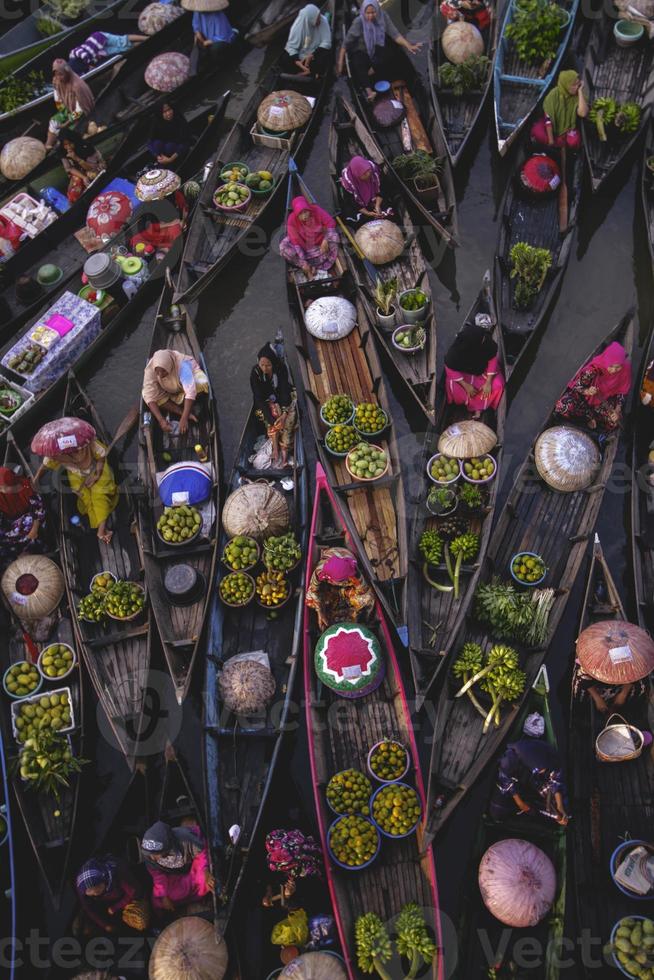 banjarmasin, Indonesia - septiembre 25, 2021, el atmósfera de el tradicional flotante mercado festival todas local residentes utilizar barcos o canoas a multitud el río a realizar atracciones para visitantes foto