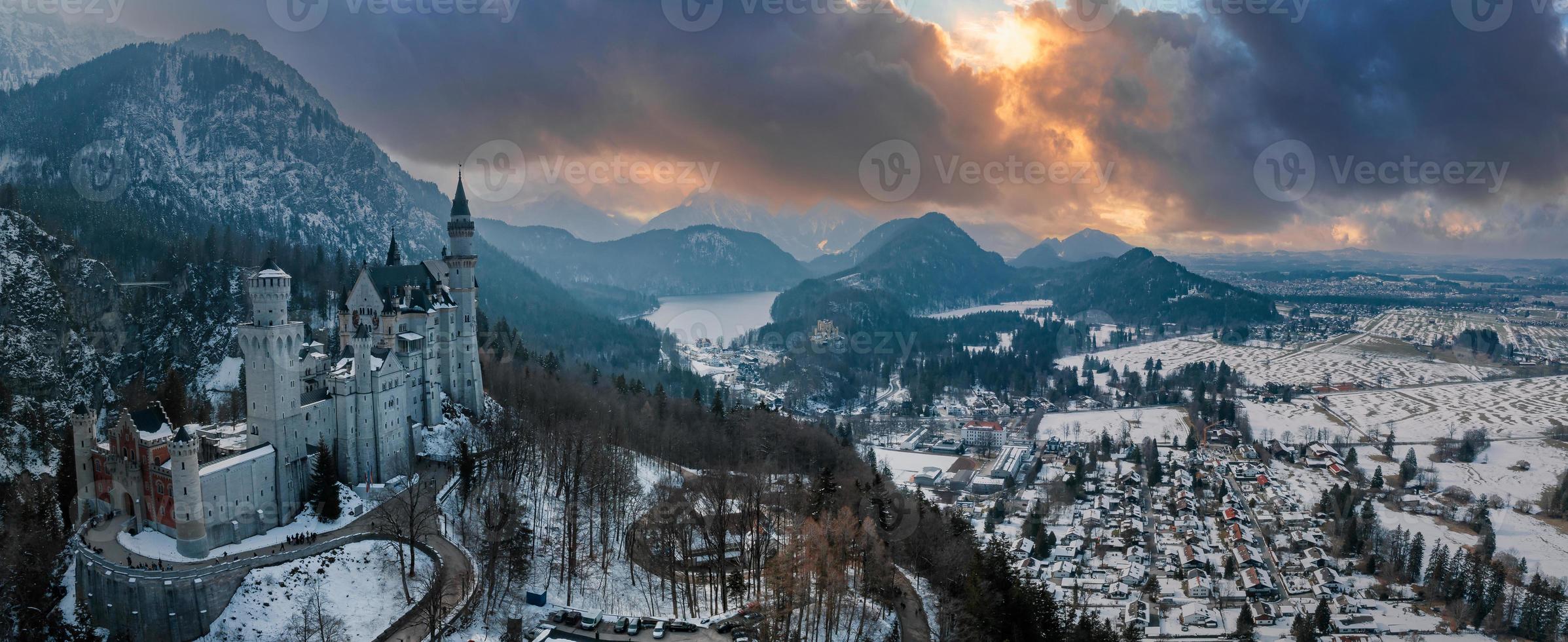 aéreo ver de el Neuschwanstein castillo o schloss Neuschwanstein en un invierno día foto