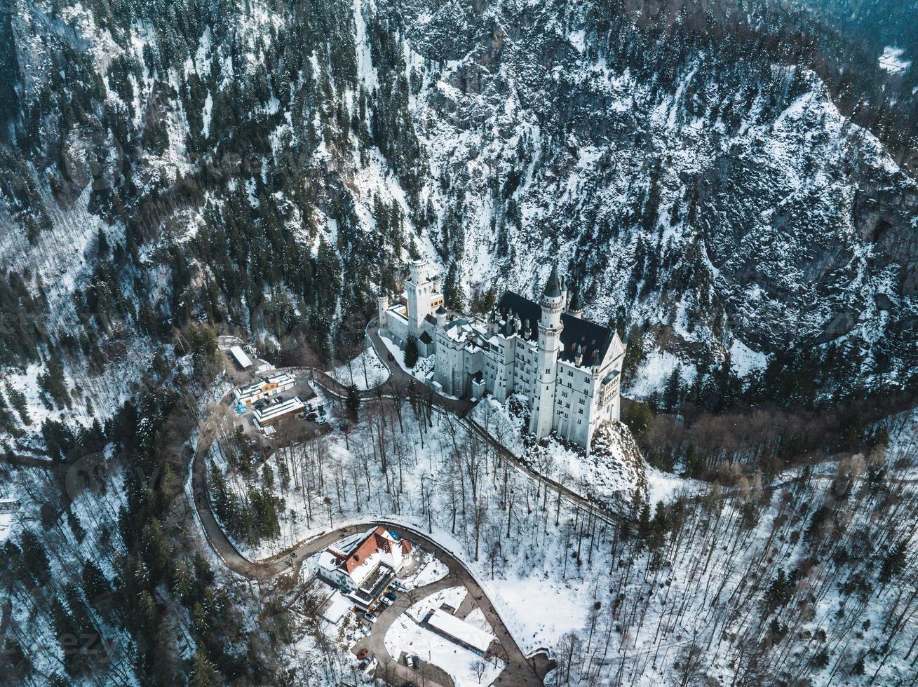 aéreo ver de el Neuschwanstein castillo o schloss Neuschwanstein en un invierno día foto