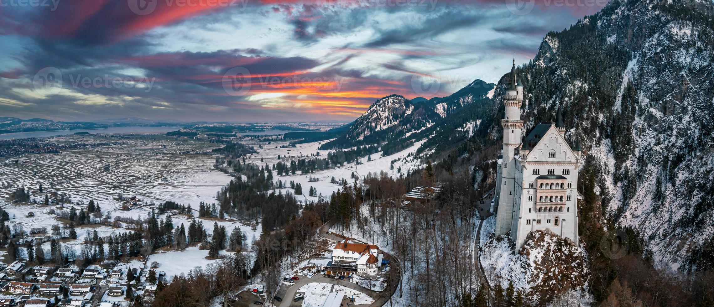 aéreo ver de el Neuschwanstein castillo o schloss Neuschwanstein en un invierno día foto