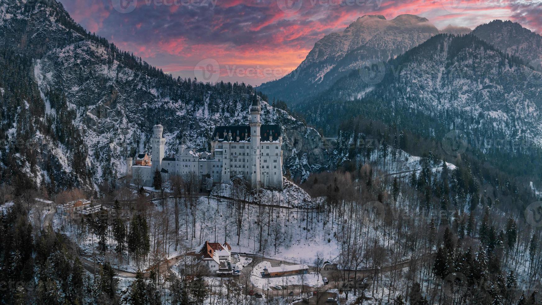 aéreo ver de el Neuschwanstein castillo o schloss Neuschwanstein en un invierno día foto