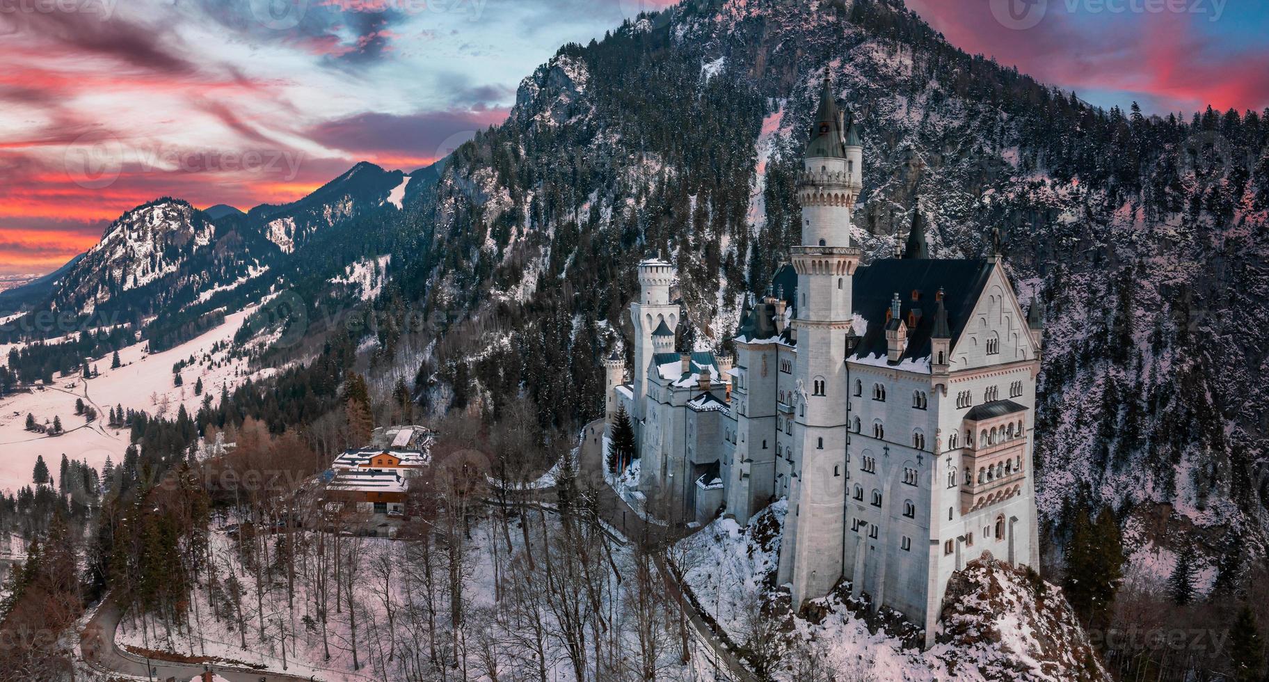 aéreo ver de el Neuschwanstein castillo o schloss Neuschwanstein en un invierno día foto