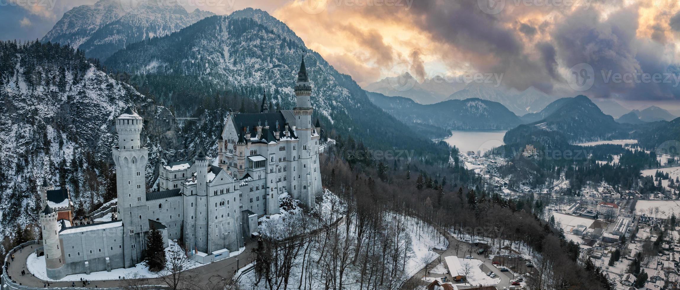 aéreo ver de el Neuschwanstein castillo o schloss Neuschwanstein en un invierno día foto