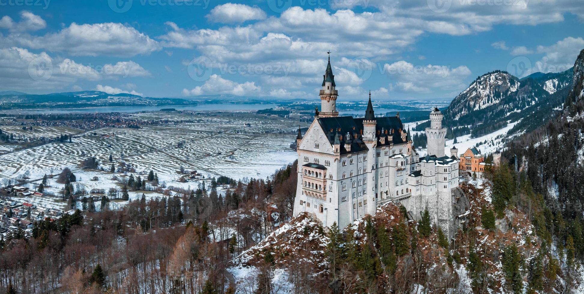 aéreo ver de el Neuschwanstein castillo o schloss Neuschwanstein en un invierno día foto