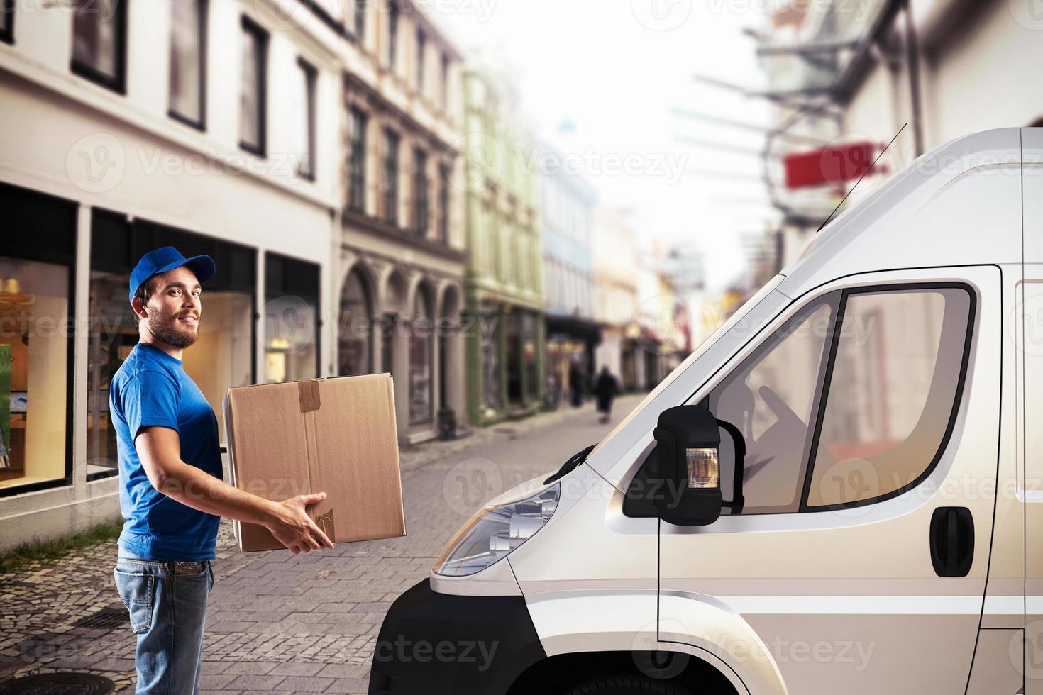 hombre entregando un paquete foto