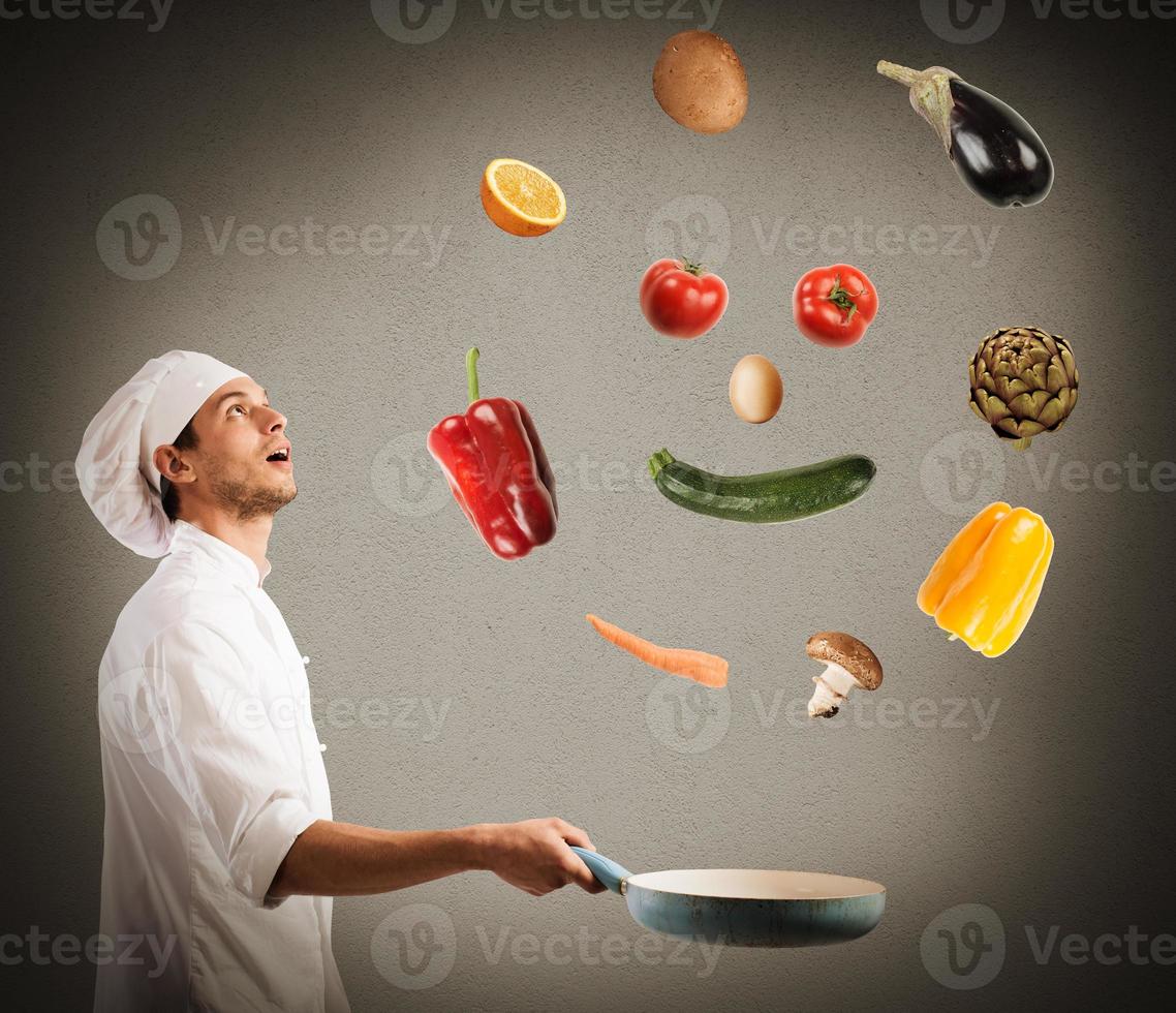 cocinero con vegetales foto