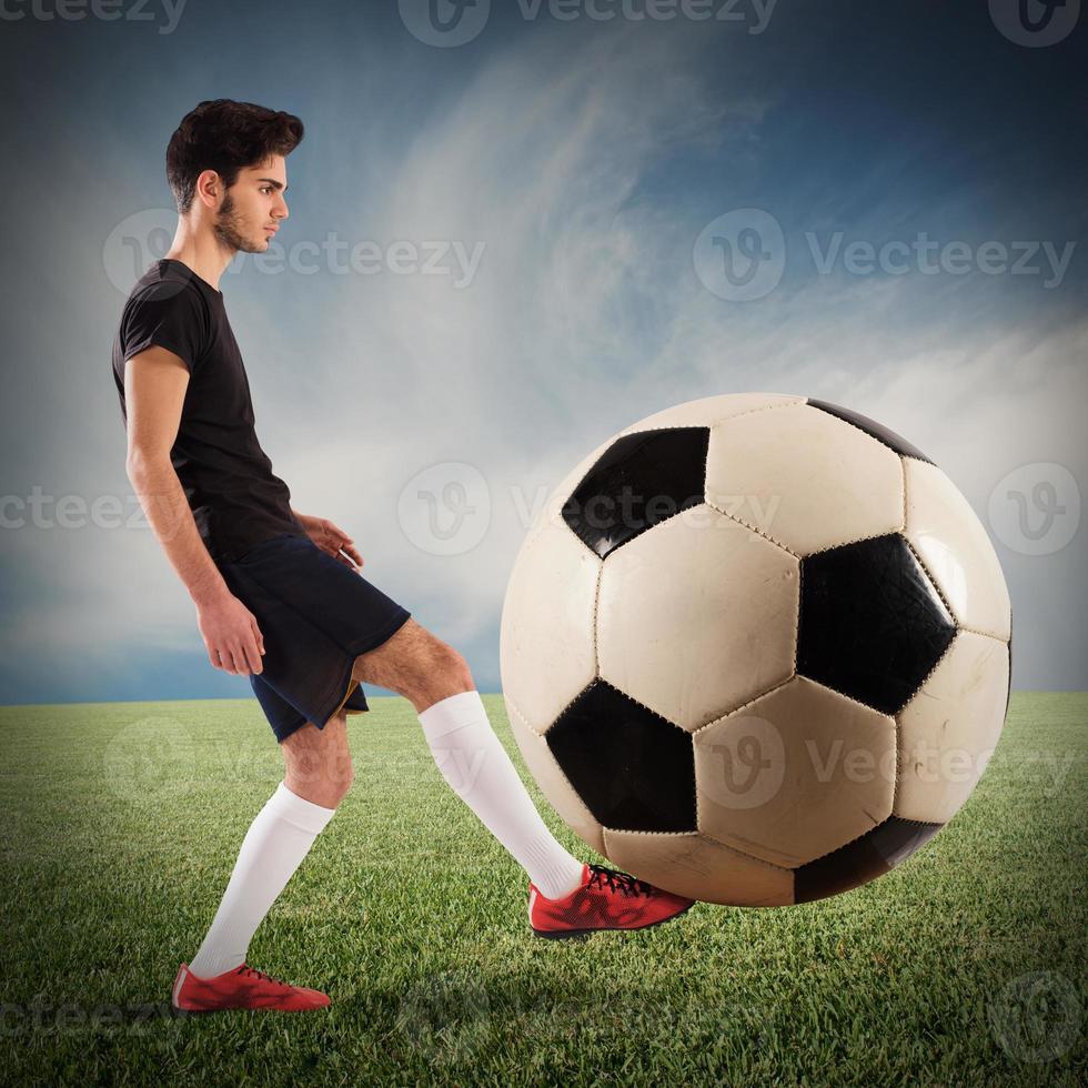 joven hombre con grande fútbol pelota foto