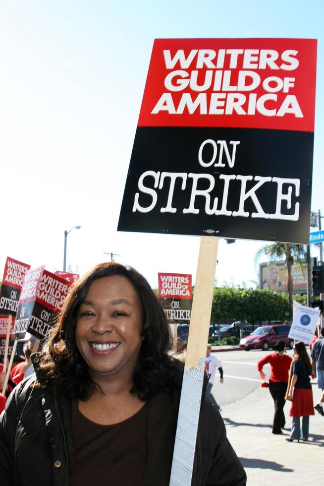 Shonda RhimesActors Support WGA Strike Paramount StudiosDecember 12 2007Los Angeles CA2007 photo