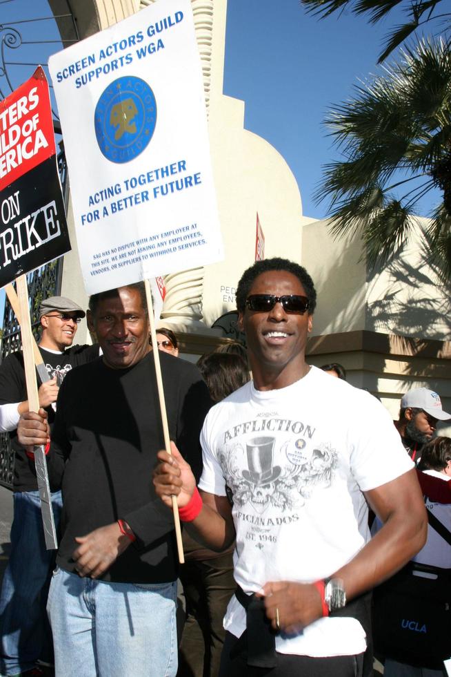 Isaiah WashingtonActors Support WGA Strike Paramount StudiosDecember 12 2007Los Angeles CA2007 photo