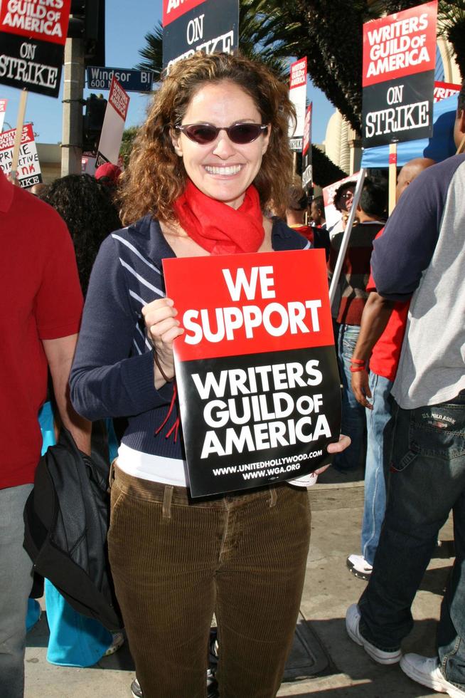 Amy BrennemanActors Support WGA Strike Paramount StudiosDecember 12 2007Los Angeles CA2007 photo