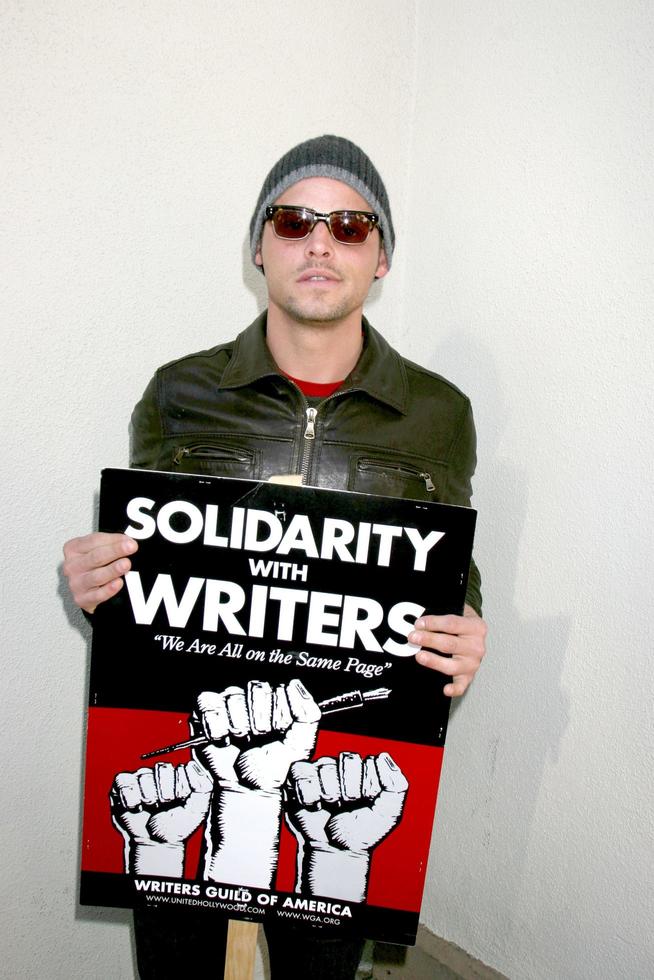 Justin ChambersActors Support WGA Strike Paramount StudiosDecember 12 2007Los Angeles CA2007 photo
