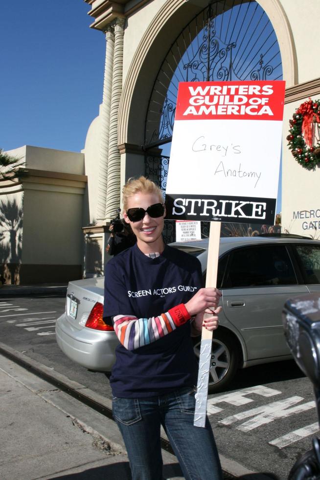 Katherine HeiglActors Support WGA Strike Paramount StudiosDecember 12 2007Los Angeles CA2007 photo