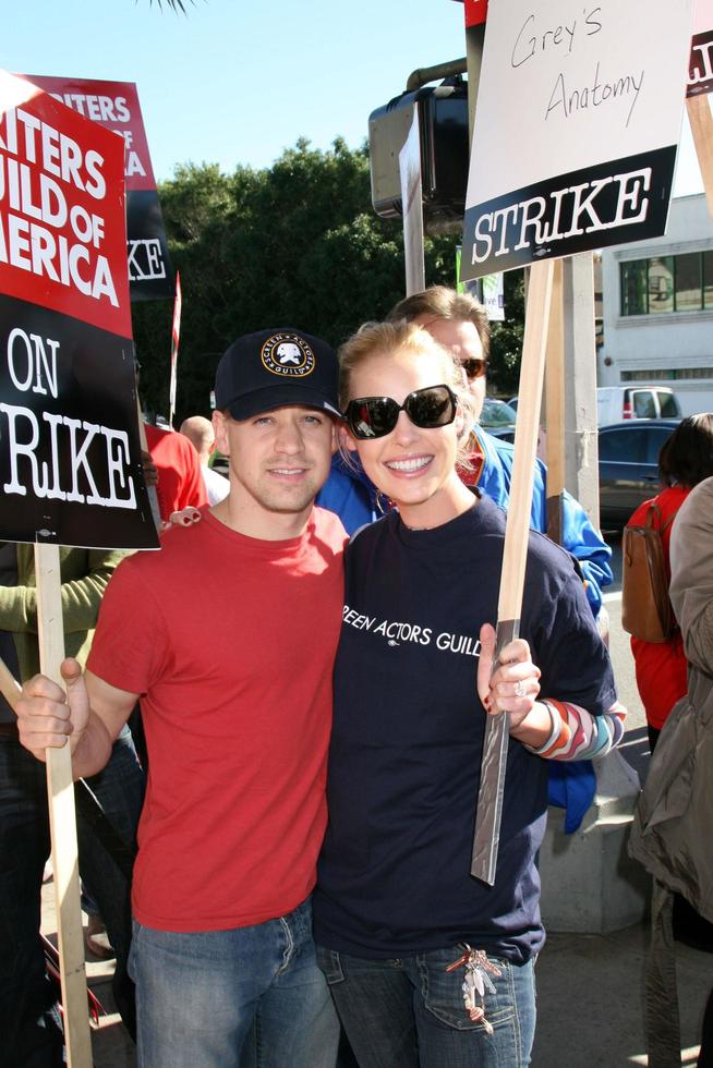 TR Knight  Katherine HeiglActors Support WGA Strike Paramount StudiosDecember 12 2007Los Angeles CA2007 photo