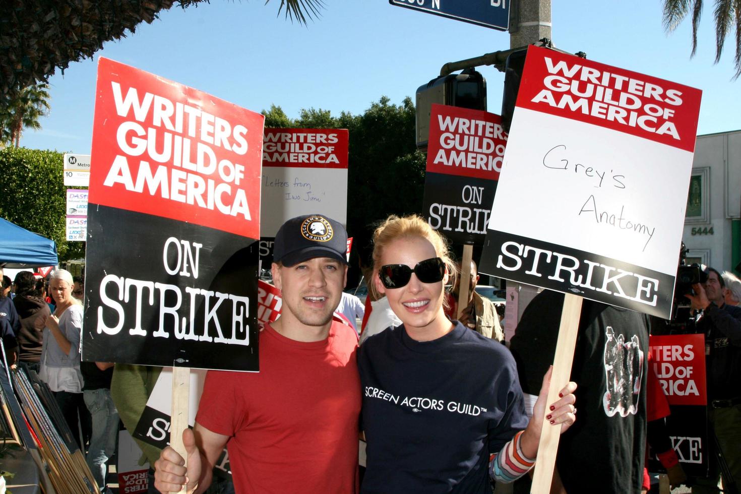 TR Knight  Katherine HeiglActors Support WGA Strike Paramount StudiosDecember 12 2007Los Angeles CA2007 photo