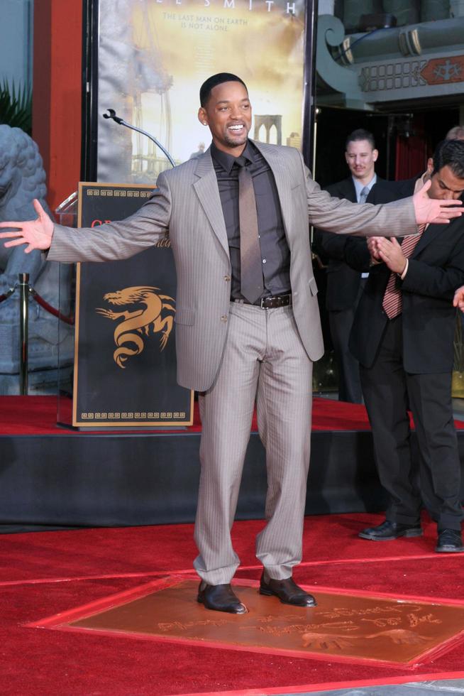 Will SmithWill Smith Handprint and Footprint Ceremony Graumans Chinese Theater ForecourtDecember 10 2007Los Angeles CA2007 photo