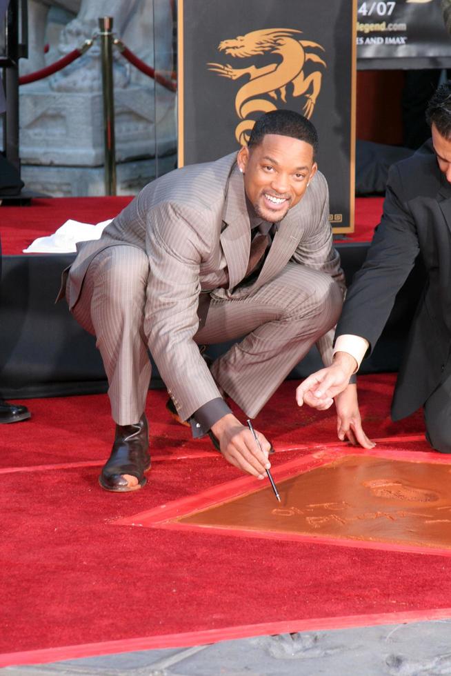Will SmithWill Smith Handprint and Footprint Ceremony Graumans Chinese Theater ForecourtDecember 10 2007Los Angeles CA2007 photo