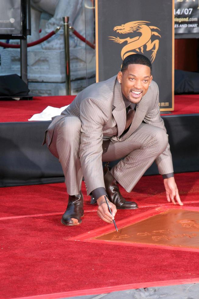 Will SmithWill Smith Handprint and Footprint Ceremony Graumans Chinese Theater ForecourtDecember 10 2007Los Angeles CA2007 photo