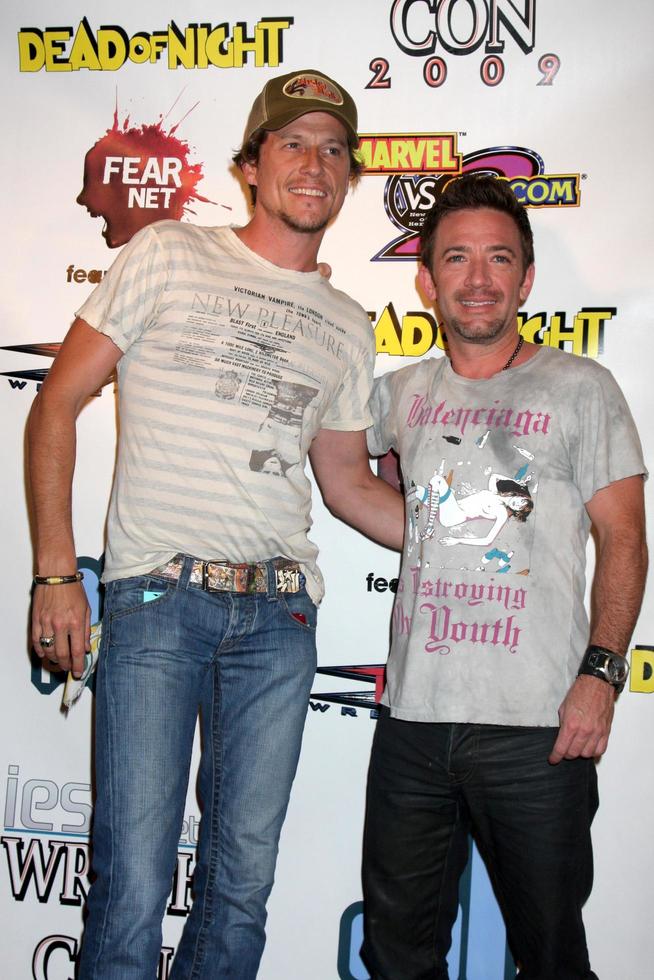 corín némico david faustino llegando a el ira de estafa fiesta a el difícil rock hotel en san diego California en julio 24 20092009 foto