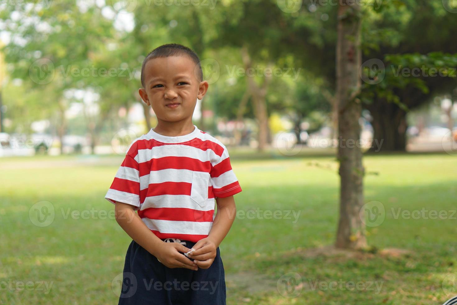 contento chico en el parque foto