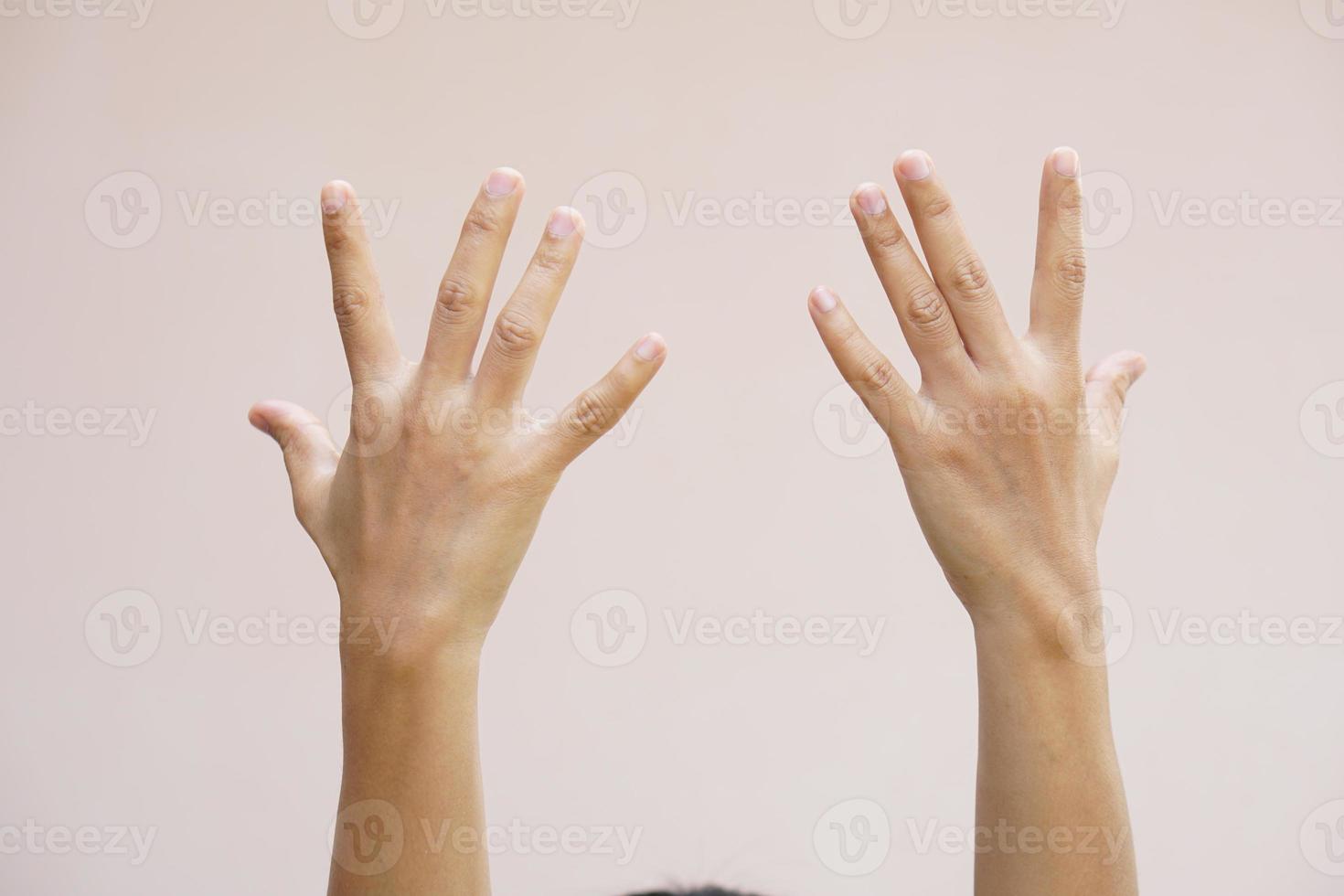 asiático mujer levantamiento su manos arriba foto