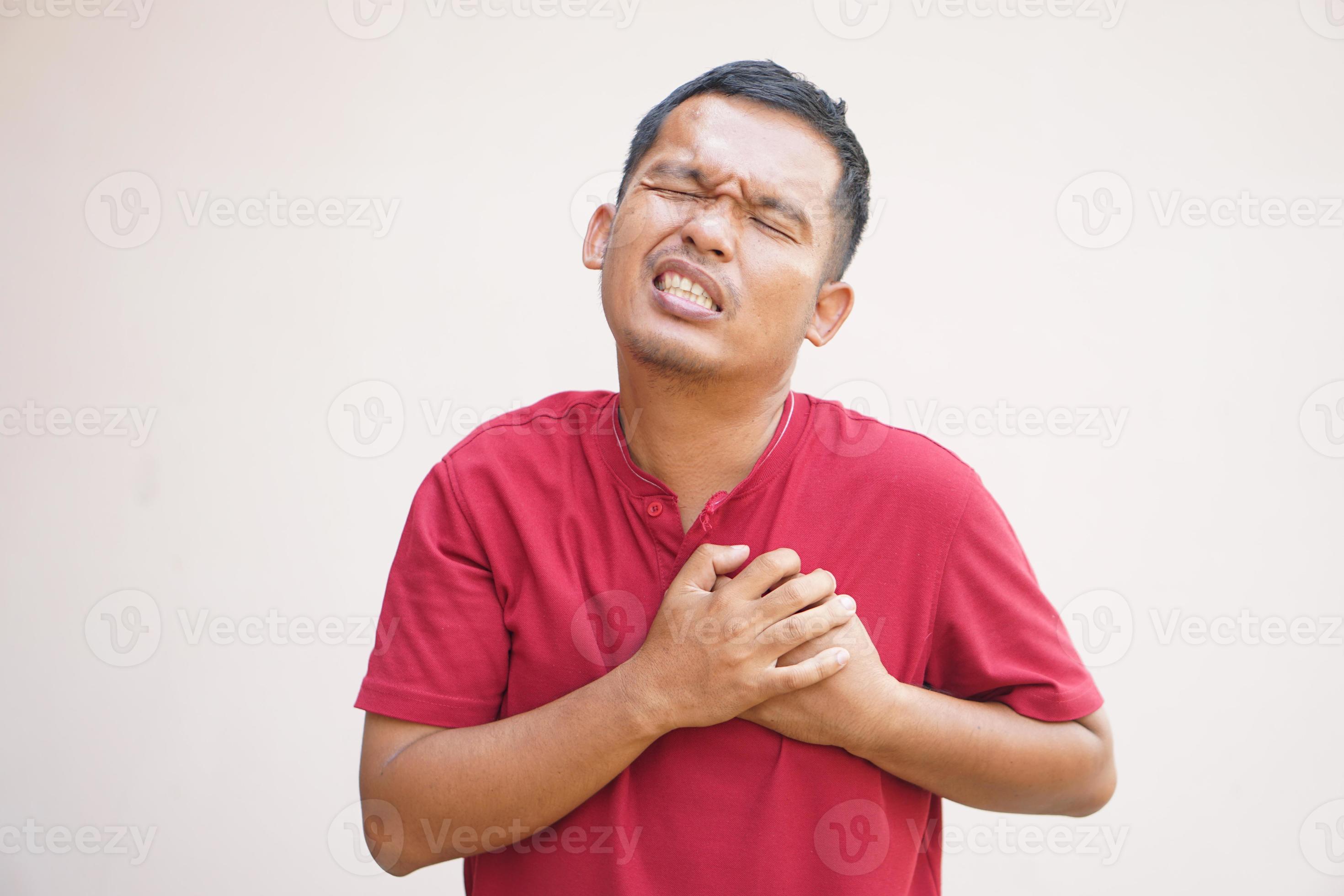 The man has chest tightness and can't breathe. 21218994 Stock Photo at