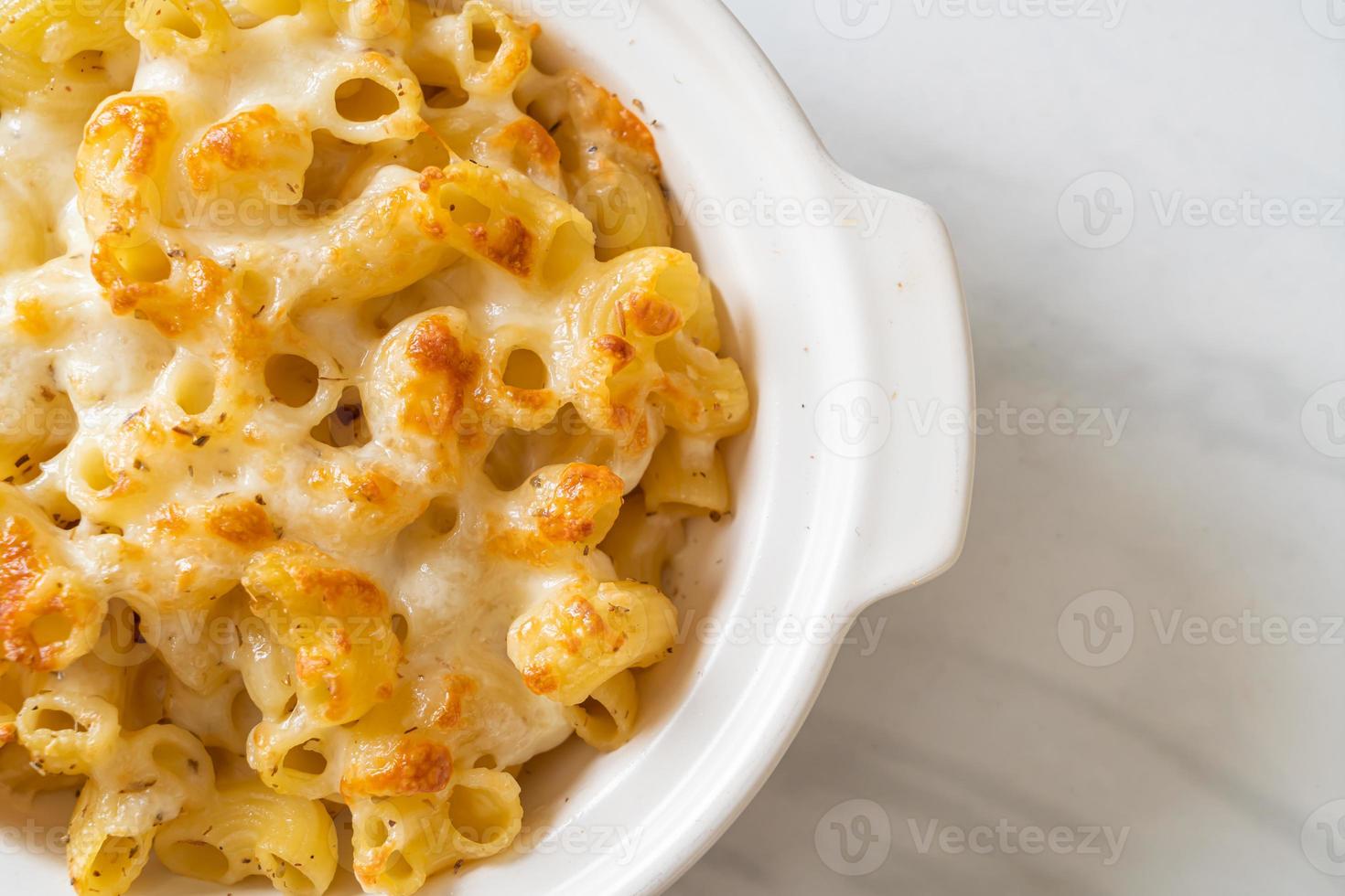 macarrones con queso americano, pasta de macarrones en salsa de queso foto