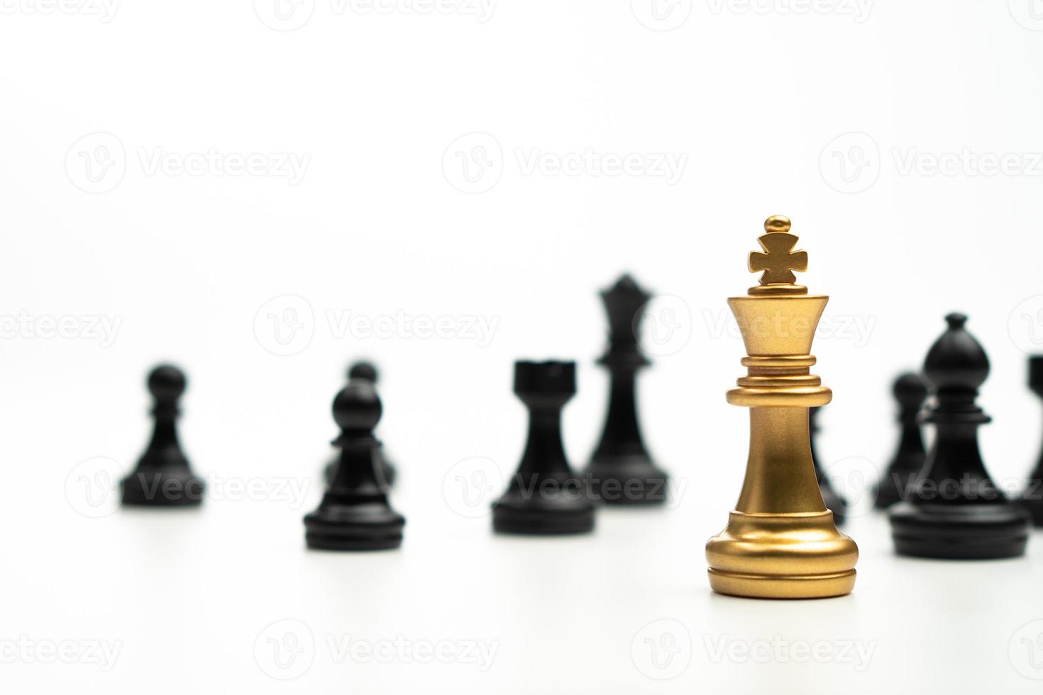 rey del ajedrez dorado para estar cerca de otro ajedrez, el concepto de un líder debe tener coraje y desafío en la competencia, liderazgo y visión empresarial para ganar en los juegos de negocios foto