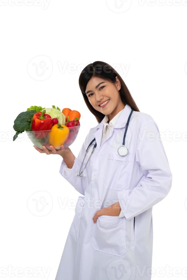 médico o nutricionista con fruta fresca naranja, manzanas rojas y verdes y sonrisa en la clínica. concepto de dieta saludable de alimentos nutritivos como receta para una buena salud, la fruta es medicina foto
