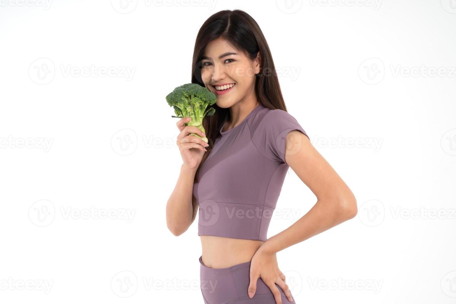 retrato de joven contento y sano asiático mujer participación bloquear curry y mirando a cámara en blanco aislado antecedentes. concepto de vegetariano dieta, sano estilo de vida con sano alimento. foto