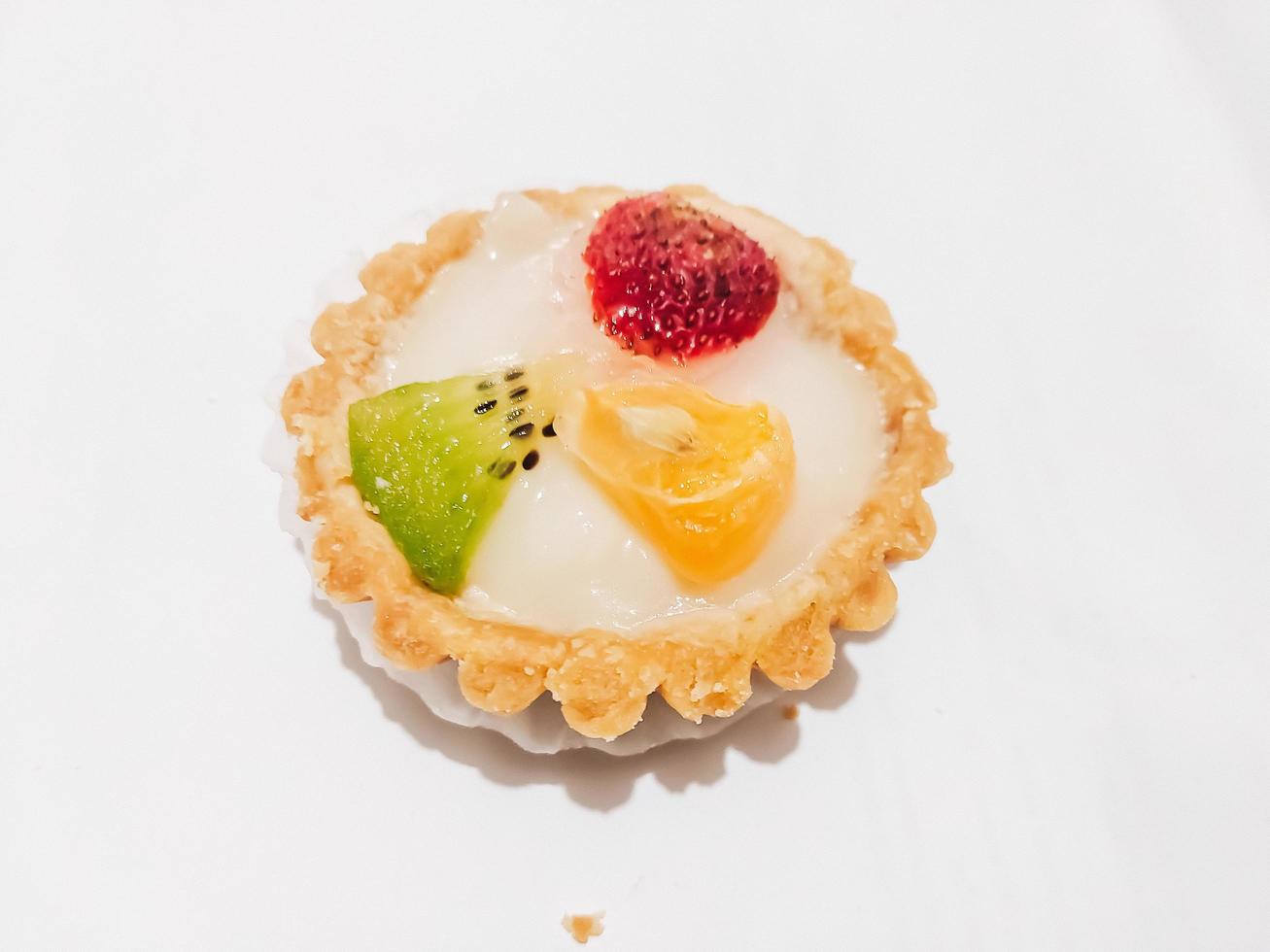 Fruta tarta, fresa, kiwi y naranja aislado en blanco antecedentes foto