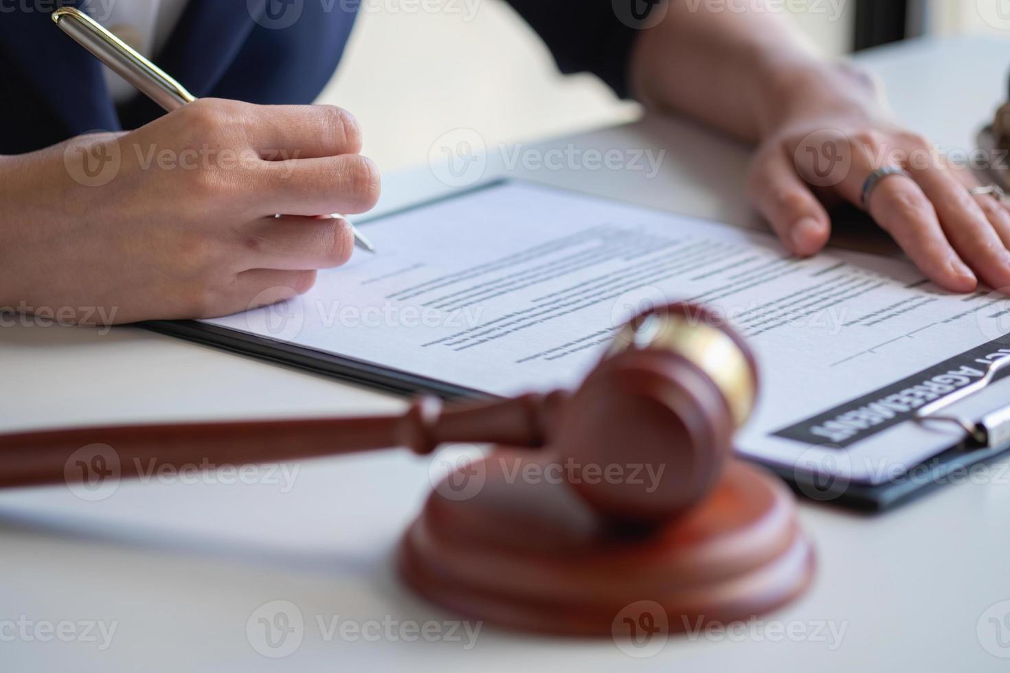 ley, consulta, acuerdo, contrato, asesoramiento de abogados en materia de litigios y firma de contratos como abogados para aceptar quejas de clientes. abogado de concepto. foto