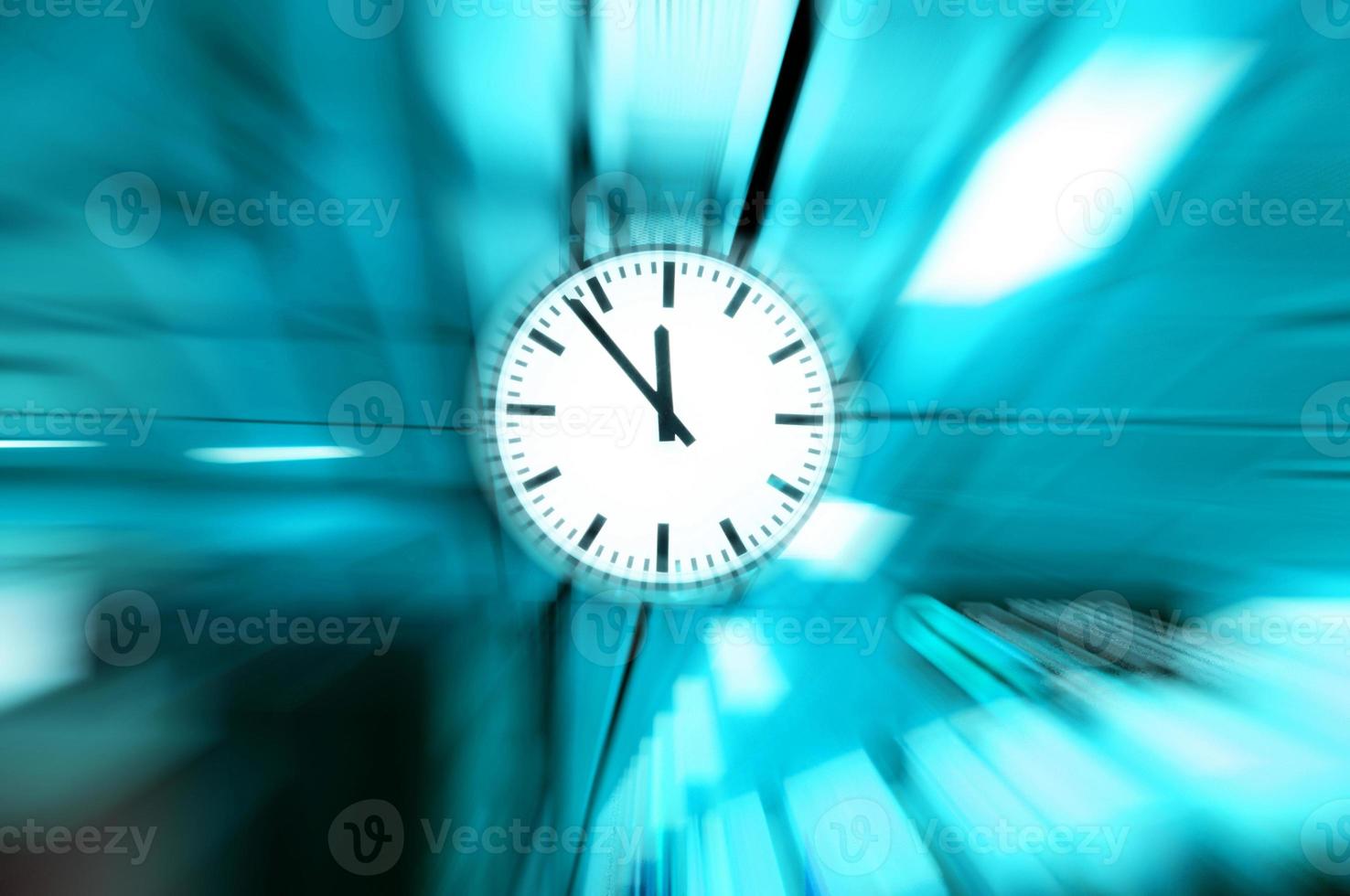 reloj borroso ,conceptual imagen de hora corriendo o paso lejos efecto enfocar fuera alarma reloj a movimientos foto