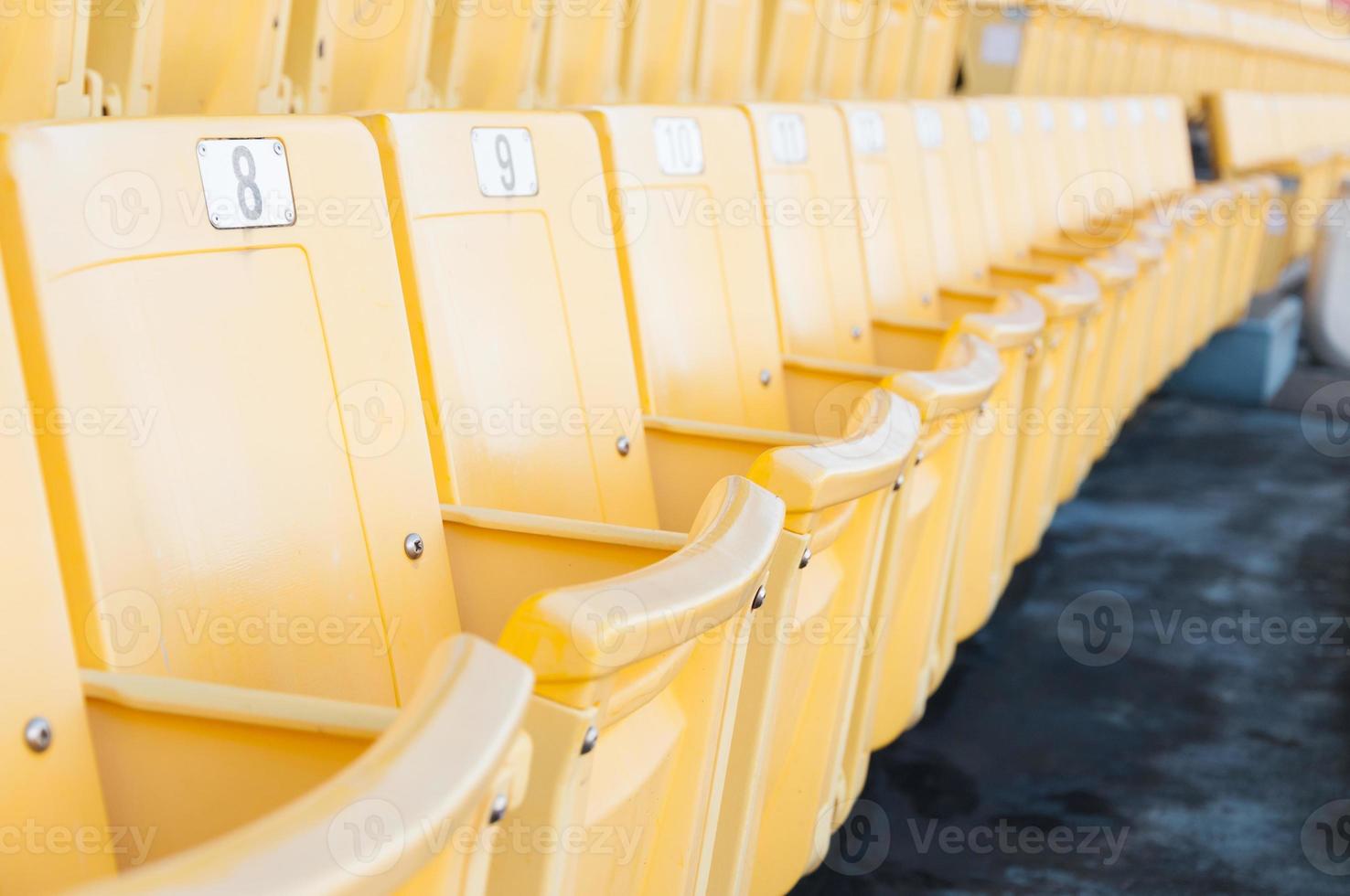 vacío amarillo asientos a estadio,filas de asiento en un fútbol estadio, seleccione atención foto