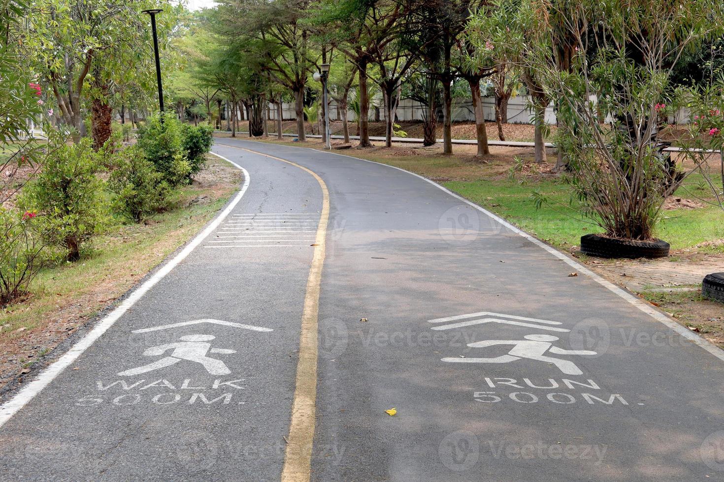 la carretera ruta en el parque para relajante caminando trotar o paseo bicicleta y ejercicio a paisaje urbano de edificio desde un benjakiti parque, Bangkok tailandia foto