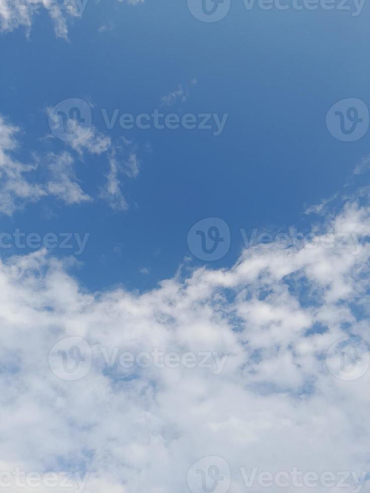 hermosas nubes blancas sobre fondo de cielo azul profundo. grandes nubes esponjosas suaves y brillantes cubren todo el cielo azul. foto