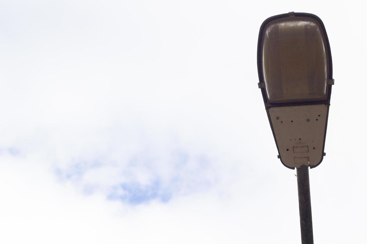 Street lamp turned off during the day . photo