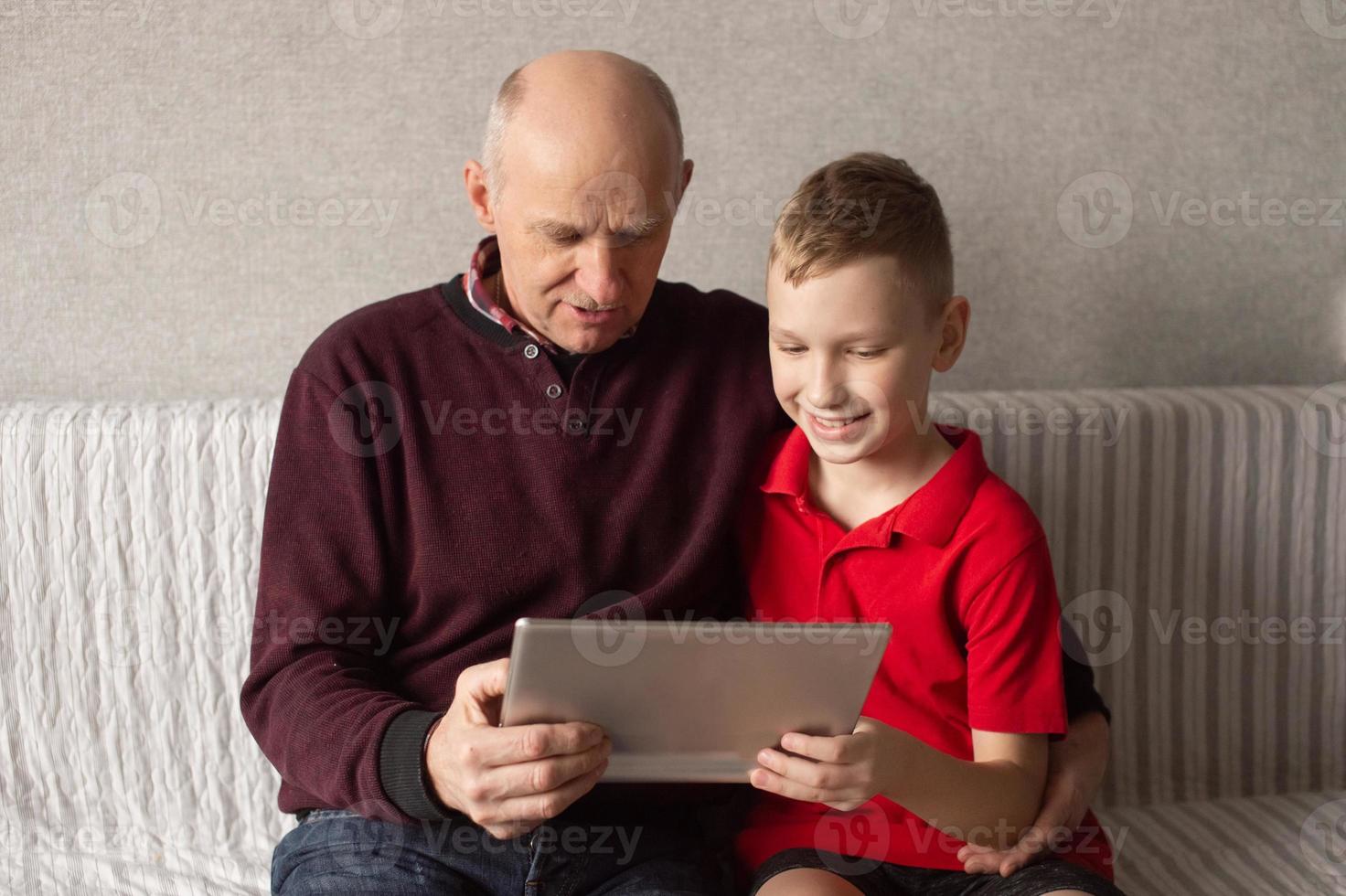 contento abuelo y nieto Mira dentro el artilugio y abrazo foto