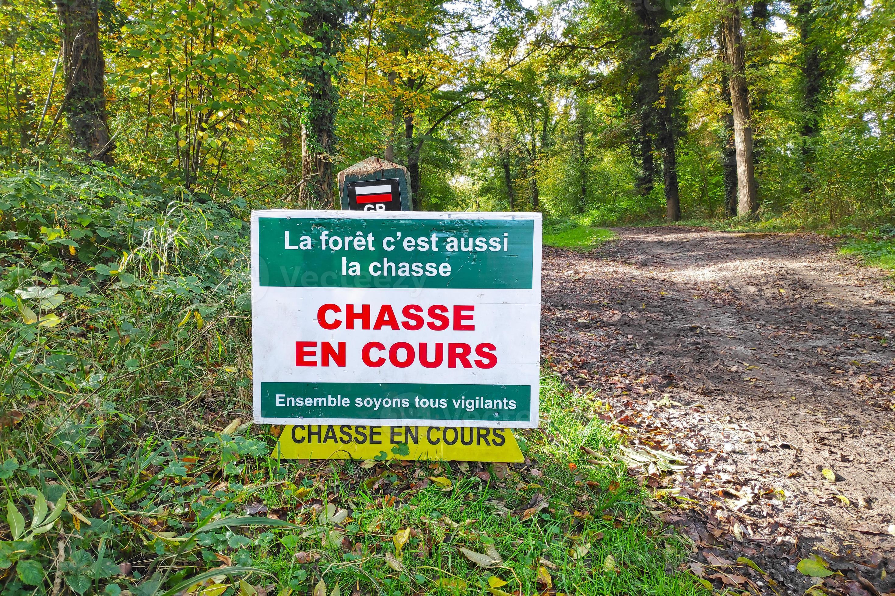 Hunting in progress sign in French 21230052 Stock Photo at Vecteezy