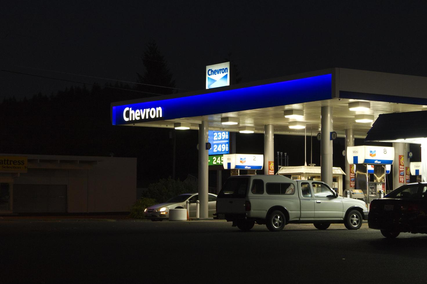 gasolinera de noche foto