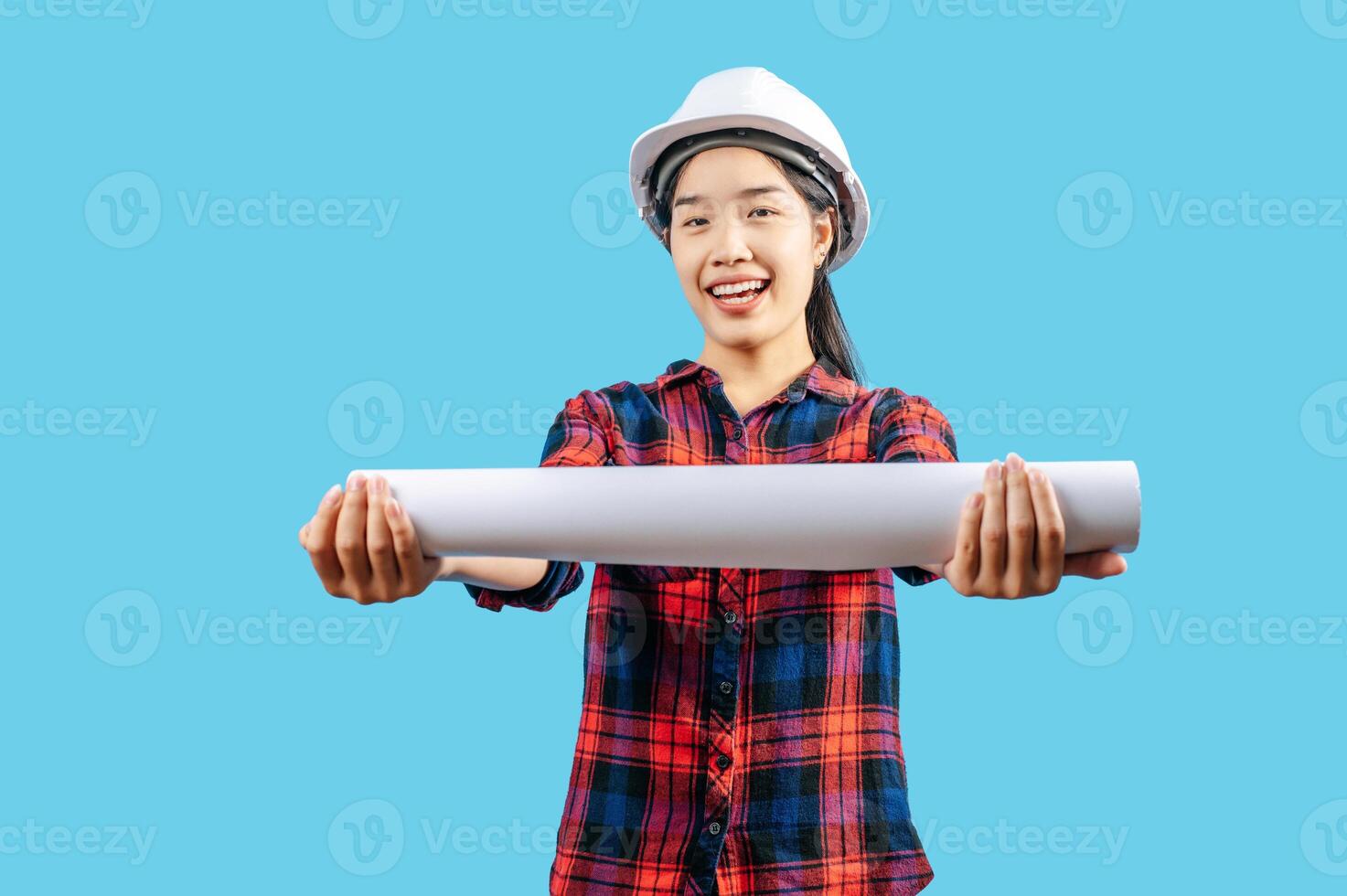 joven hembra ingeniero vistiendo blanco la seguridad casco con planos foto