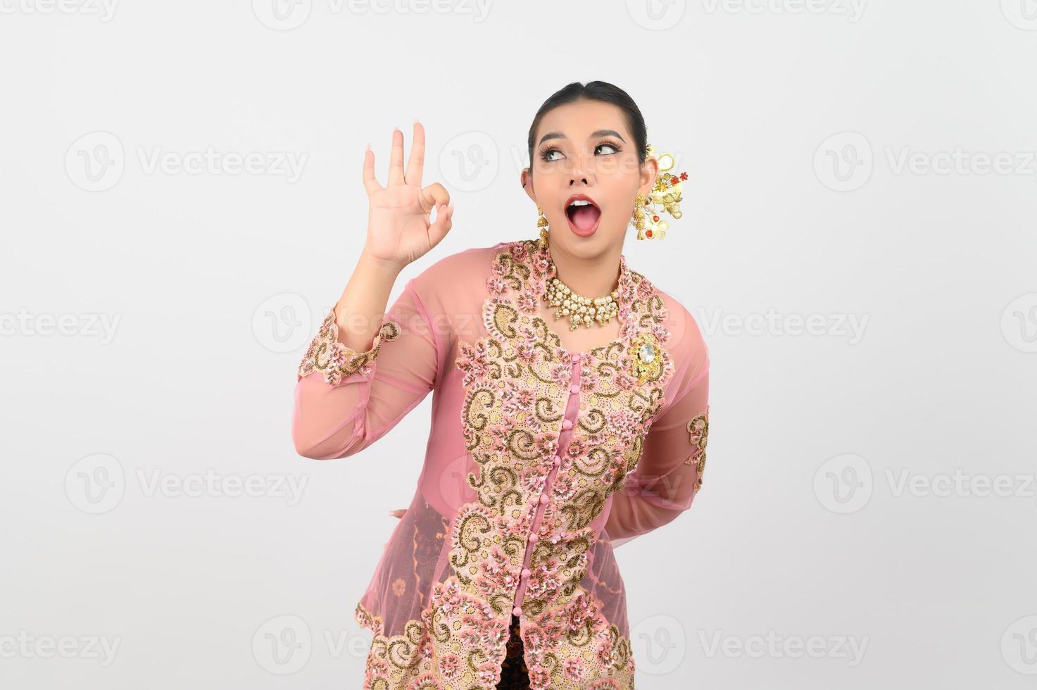 joven hermosa mujer vestir arriba en local cultura en del Sur región con Okay postura foto
